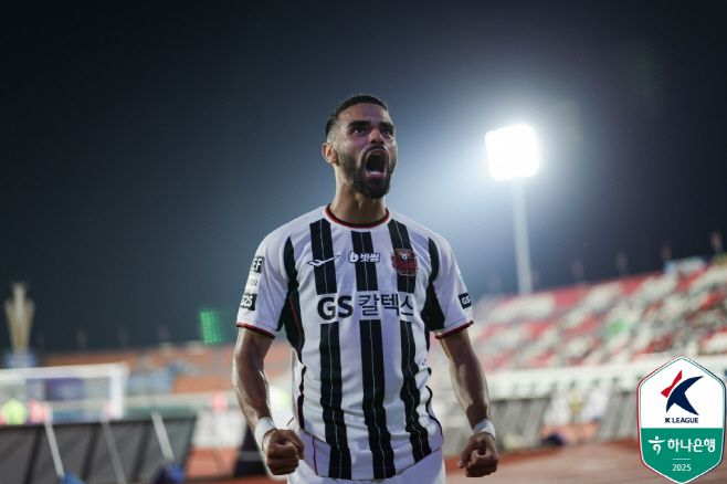 김천전 후반 35분, 천금 같은 결승골을 터뜨린 FC서울 루카스가 포효하고 있다. 수비수 2명을 제치고 터뜨린 이 골은 서울의 6경기 무패 행진을 이끈 결정적인 장면이었다. / 사진 한국프로축구연맹