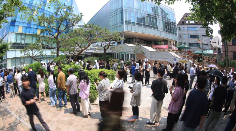 제21대 대통령 선거 사전투표 첫날인 29일 점심시간을 맞아 서울 강남구 역삼1동주민센터에 마련된 사전투표소를 찾은 유권자들이 투표를 위해 길게 줄지어 서 있다.  /연합