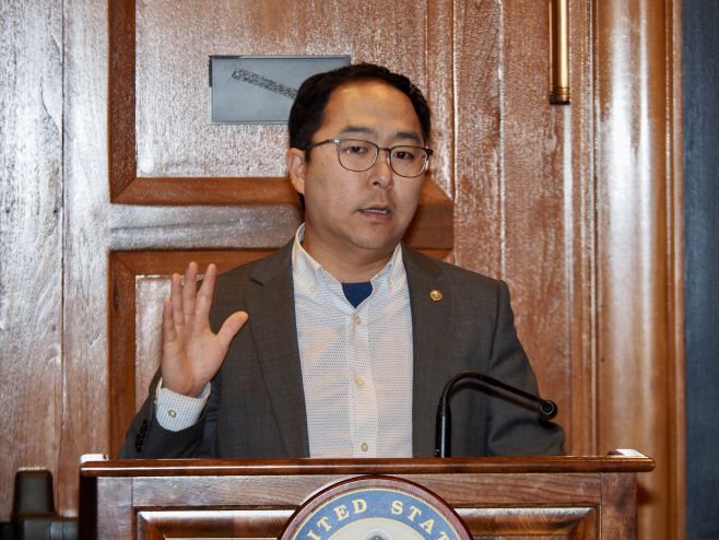 앤디 김 미국 연방 상원의원(민주당·뉴저지주)이 28일(현지시간) 워싱턴 D.C. 연방의회 건물에서 한국 언론들과 간담회를 갖고 있다./하만주 워싱턴 특파원