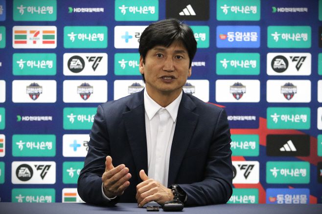 김천상무 정정용 감독이 기자회견에서 VAR로 취소된 득점과 종료 직전의 충돌 상황에 대해 언급하며, 팀의 정신력과 스포츠맨십에 대한 메시지를 전하고 있다. / 사진 전형찬 선임기자
