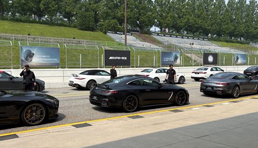 29일 경기도 용인 AMG 스피드웨이에서 열린 'AMG GT 미디어 익스피리언스 데이'에서 '인스트럭터들이 리드&팔로우(트랙 주행)' 프로그램을 준비하고 있다. / 이유경 인턴기자