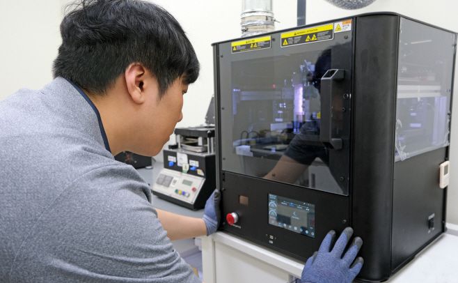 삼성전자서비스 엔지니어가 디스플레이 단품 수리를 하고 있다./삼성전자서비스