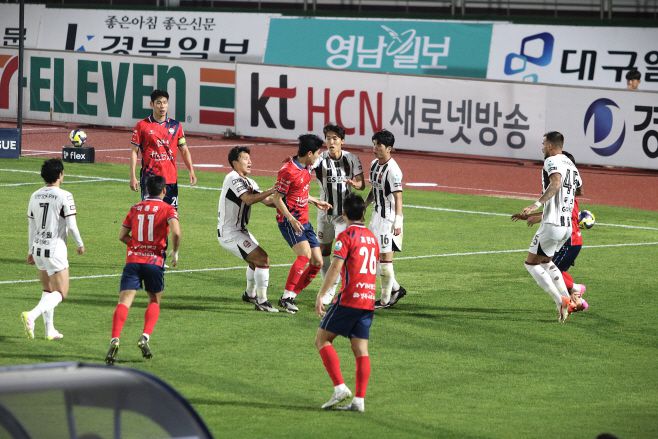 김천과 서울 선수들이 경기 종료 직전 벌어진 거친 몸싸움 상황 속에서 서로를 밀치며 격앙된 반응을 보이고 있다. 양 팀 벤치와 감독진까지 개입하며 일시적 혼란이 벌어졌다. / 사진 전형찬 선임기자