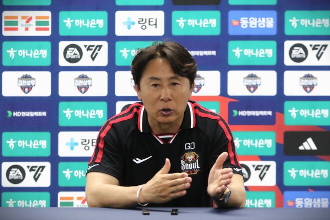경기 후 기자회견에 나선 FC서울 김기동 감독이 승리에도 불구하고 아쉬운 경기력에 대한 솔직한 평가를 전하고 있다. 그는 루카스의 결승골을 언급하며 팀의 집중력을 치켜세웠다. / 사진 전형찬 선임기자