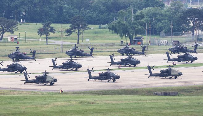 23일 경기도 평택시 캠프 험프리스에 아파치 헬기가 대기하고 있다./연합