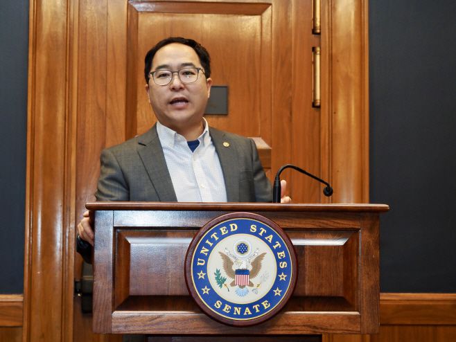 앤디 김 미국 연방 상원의원(민주당·뉴저지주)이 28일(현지시간) 워싱턴 D.C. 연방의회 건물에서 한국 언론들과 간담회를 갖고 있다./하만주 워싱턴 특파원