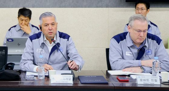 헥터 비자레알 한국GM 사장이 29일 인천시 부평구 한국GM 본관 건물에서 노조와 임금협상 교섭을 진행하고 있다./전국금속노동조합 한국GM지부