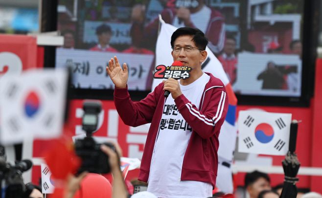 김문수 국민의힘 대선후보가 2일 제주 동문시장에서 열린 유세에서 도민들에게 지지를 호소하고 있다./아시아투데이 송의주 기자