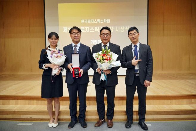 '2025 한국로지스틱스대상' 시상식에서 풀필먼트 부문 대상을 수상한 바로스 박성진 대표이사(왼쪽에서 두 번째)와 풀필먼트개발팀 및 운영팀 관계자들이 기념 촬영을 하고 있다./퍼시스그룹