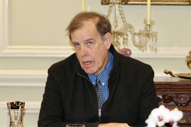 니콜라스 에버스타트 미국기업연구소(AEI) 정치경제 석좌는 1월 17일(현지시간) 미국 워싱턴 D.C. 백악관 인근 데이코베이컨(DACOR Bacon) 하우스에서 열린 미국 북한인권위원회(HRNK·대표 그레그 스칼라튜 ) 주최 간담회에서 발언하고 있다./하만주 워싱턴 특파원