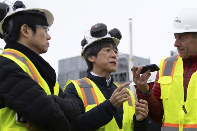 마츠오 타케히코(松尾剛彦) 일본 경제산업성 경제산업심의관(가운데)이 2일(현지시간) 미국 알래스카주 데드호스 인근에 위치한 유전지 노스슬로프 펌프 스테이션 1에서 기자의 취재에 응하고 있다./AP·연합