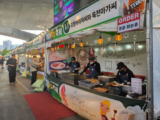 '2025 센텀맥주축제' 판매 부스에서 직원이 분주히 음식을 만들고 있는 모습./장지영 기자