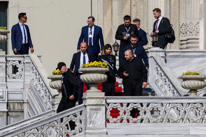 루스템 우메로우 국방부 장관(왼쪽 네번째) 등 우크라이나 대표단이 2일(현지시간) 튀르키예 이스탄불 츠라안궁전에서 러시아 대표단과 2차 평화협상을 마친 후 떠나고 있다./AFP·연합