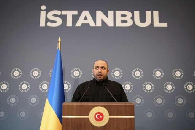 루스템 우메로우 우크라이나 국방부 장관이 2일(현지시간) 튀르키예 이스탄불 츠라안궁전에서 러시아 대표단과 2차 평화협상을 마친 후 기자회견을 갖고 있다./AP·연합