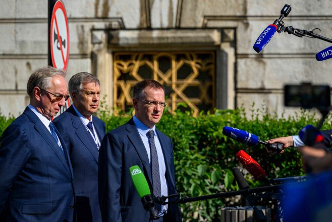 블라디미르 메딘스키 러시아 크렘린궁 보좌관이 2일(현지시간) 튀르키예 이스탄불 츠라안궁전에서 우크라이나 대표단과 2차 평화협상을 마친 후 기자들 앞에서 성명서를 발표하고 있다./AFP·연합