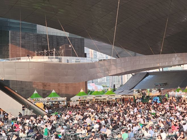 '2025 센텀맥주축제'에서 시민들이 삼삼오오 모여 앉아 맥주와 음식을 즐기고 있는 모습./장지영 기자