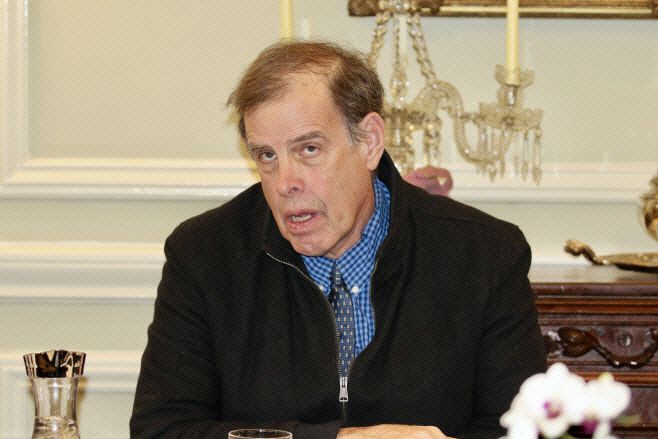 니콜라스 에버스타트 미국기업연구소(AEI) 정치경제 석좌는 1월 17일(현지시간) 미국 워싱턴 D.C. 백악관 인근 데이코베이컨(DACOR Bacon) 하우스에서 열린 미국 북한인권위원회(HRNK·대표 그레그 스칼라튜 ) 주최 간담회에서 발언하고 있다./하만주 워싱턴 특파원