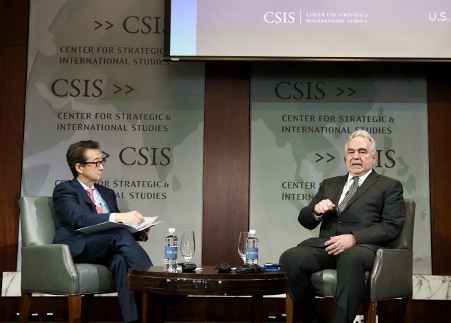커트 캠벨 당시 미국 국무부 부장관(오른쪽)이 2024년 11월 18일(현지시간) 미국 워싱턴 D.C.의 전략국제문제연구소(CSIS)에서 열린 제9차 한·미 전략포럼에서 빅터 차 CSIS 지정학·외교정책 담당 대표 겸 한국석좌와 대담하고 있다./하만주 워싱턴 특파원