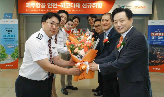 5일 인천국제공항에서 진행된 제주항공 인천~하코다테 노선 신규 취항식에 참석한 김이배 대표이사(사진 오른쪽 맨 앞)와 임직원들이 신규 취항편 승무원들에게 꽃다발을 전달하고 있다./제공=제주항공
