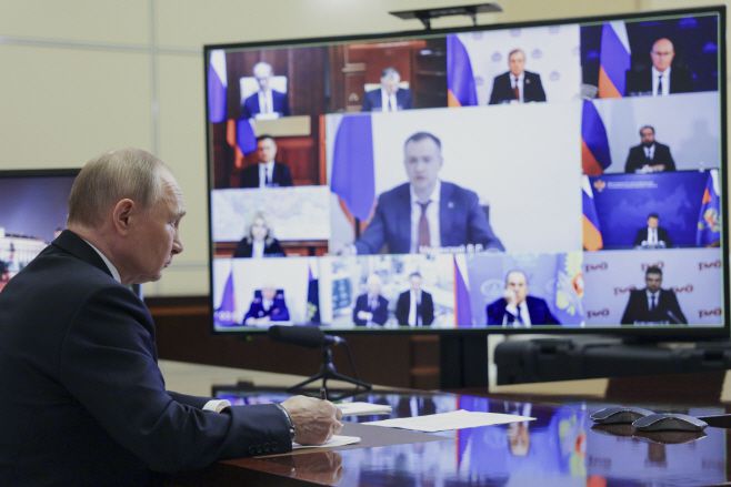 블라디미르 푸틴 러시아 대통령이 4일(현지시간) 모스크바 외곽 노보-오가료보의 관저에서 화상으로 각료 회의를 주재하고 있다./AP·연합