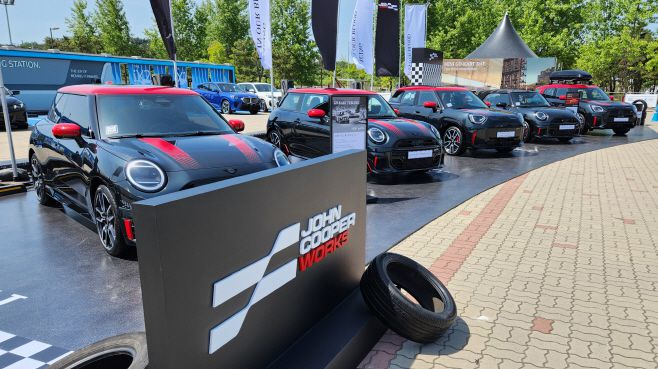 지난 5일 BMW 30주년 페스티벌 현장에 전시된 JCW 미니 쿠퍼 등의 모습./김정규 기자