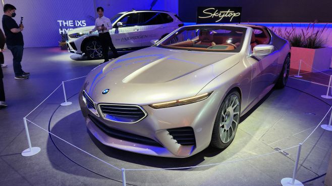 전 세계 단 50대만 한정 생산되는 'BMW 콘셉트 스카이탑'(앞쪽)과 수소연료전지 파일럿 모델 'iX5 하이드로젠'(뒤쪽)의 모습./김정규 기자