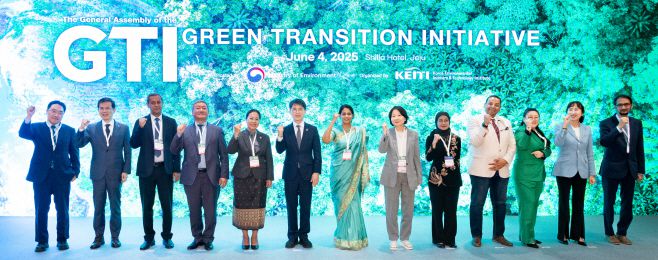 김완섭 환경부 장관이 4일 제주 신라호텔에서 녹색전환이니셔티브(GTI) 제1차 정기총회에 참석한 뒤 각국 정부 대표단 및 국제기구 관계자들과 함께 기념촬영을 하고 있다./환경부