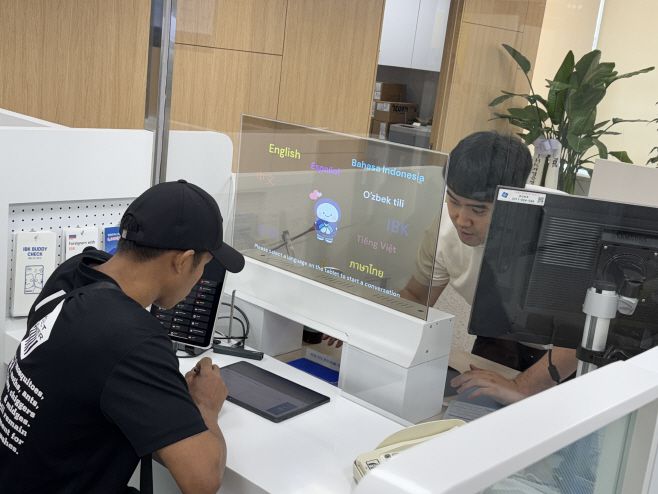 IBK 기업은행 안산외국인금융센터 은행 창구에서 한 외국인 고객이 AI 통번역 기기를 사용해 금융 업무를 보고 있다. /이서안 인턴 기자