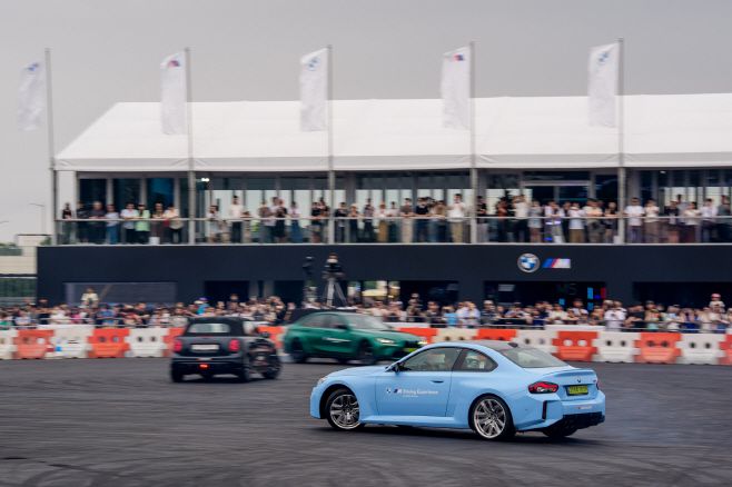 관객들 앞에서 드리프트 시연을 하고 있는 BMW 퍼포먼스팀,/BMW그룹코리아