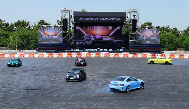 지난 5일 인천에 위치한 BMW드라이빙센터에서 열린 '30주년 페스티벌' 미디어 행사에서 BMW 퍼포먼스팀이 드리프트 퍼포먼스를 시연하고 있다./김정규 기자