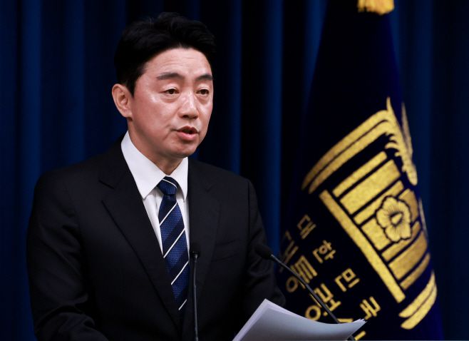 강훈식 대통령비서실장이 6일 서울 용산 대통령실 청사 브리핑실에서 대통령실 조직개편안에 관해 설명하고 있다./연합