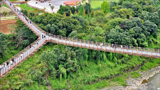 지난해 9월 개통돼 포천시 '관광 핫플'로 떠오른 Y형출렁다리 모습./포천시