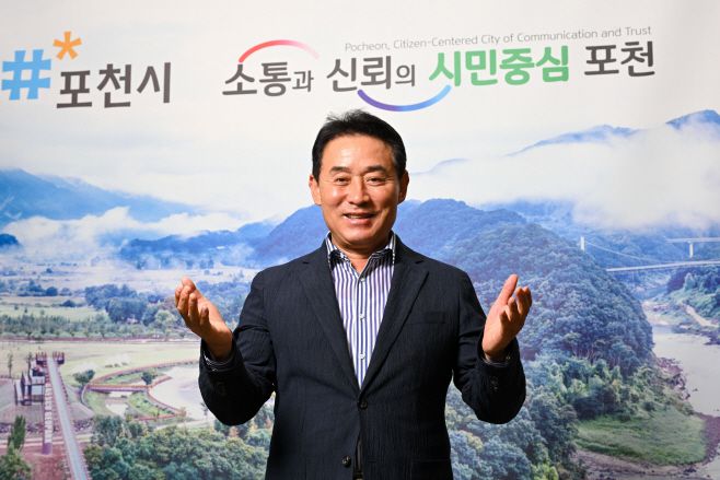 백영현 포천시장이 5일 시장 집무실에서 진행된 아시아투데이와 인터뷰를 마친 후 환하게 웃으며 기념촬영을 하고 있다./정재훈기자