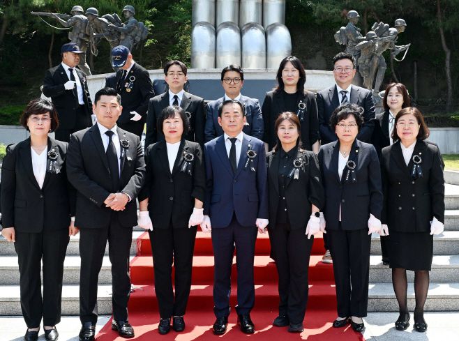 의정부시의회 정미영(앞줄 왼쪽부터)·김지호·권안나·김연균·김현채·최정희·이계옥·정진호(두번째줄 왼쪽부터)·조세일·강선영·김태은·김현주 의원이 6일 자일동 현충탑 광장에서 열린 추념식에서 기념촬영을 하고 있다,/의정부시의회