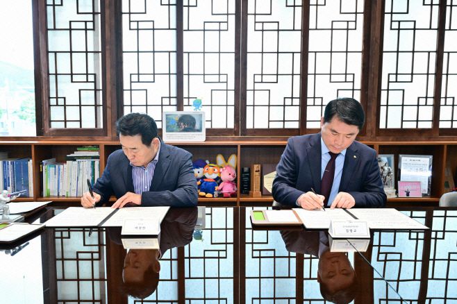 백영현 포천시장(왼쪽)이 지난달 21일 시청 시정회의실에서 정형교 공간정보품질관리원장과 드론 등 첨단기술을 활용한 공간정보 품질 향상을 위한 업무 협약서에 서명을 하고 있다./포천시