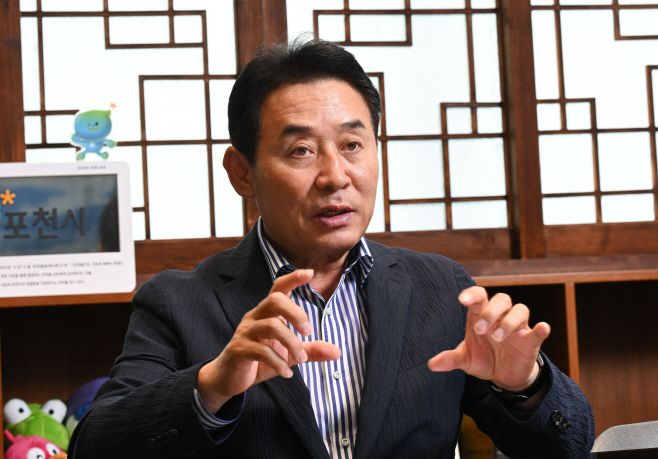 백영현 포천시장이 5일 시장 집무실에서 진행된 아시아투데이와 인터뷰에서 질문에 답하고 있다./정재훈기자