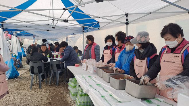한국생활개선포천시연합회 회원들이 군 전투기 오폭사고 피해 현장에서 주민들에게 배식을 하고 있다./포천시