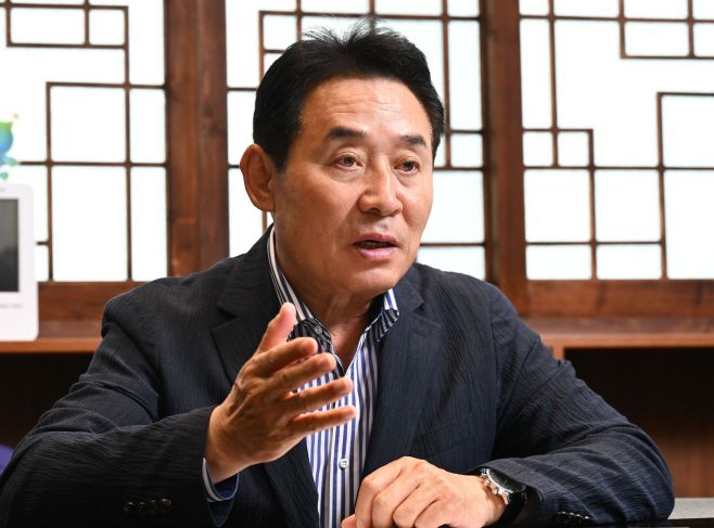 백영현 포천시장이 5일 시장 집무실에서 진행된 아시아투데이와 인터뷰에서 질문에 답하고 있다./정재훈기자