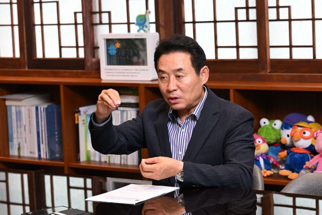 백영현 포천시장이 5일 시장 집무실에서 진행된 아시아투데이와 인터뷰에서 질문에 답하고 있다./정재훈기자