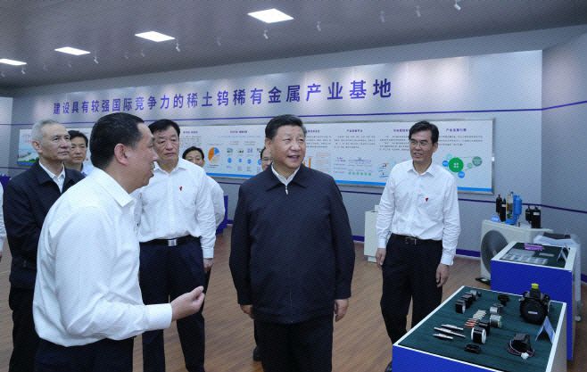시진핑(習近平) 중국 국가주석이 2019년 5월 20일 류허(劉鶴) 부총리와 함께 희토류 생산지인 장시(江西)성 간저우시의 희토류 생산업체 진리영구자석(金力永磁)을 방문하고 있다./신화·연합