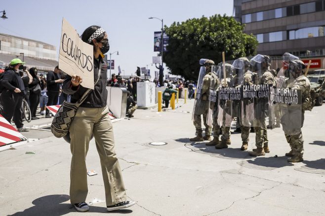 시위대가 8일(현지시간) 미국 로스앤젤레스(LA)에 배치된 주방위대 앞에서 불법 이민자 체포·추방에 반대하는 시위를 벌이고 있다./EPA·연합