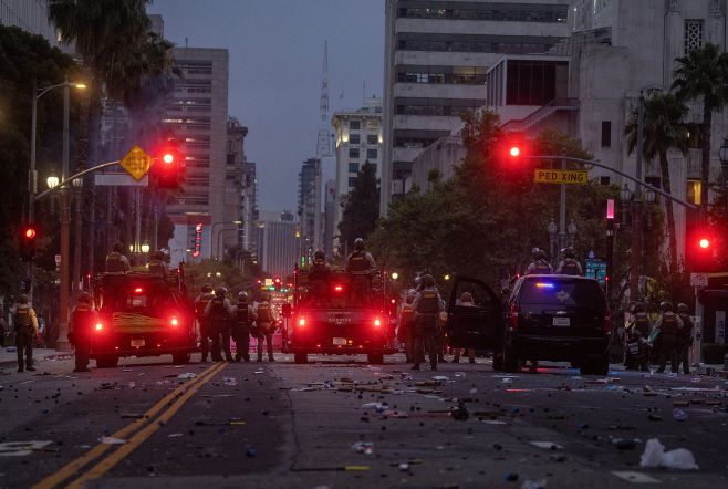 미국 캘리포이나주 로스앤젤레스(LA) 카운티 보안관들이 8일(현지시간) LA 시내에서 이민세관단속국(ICE)의 대대적인 불법 이민자 단속에 항의하는 시위대들과 대치하고 있다./로이터·연합