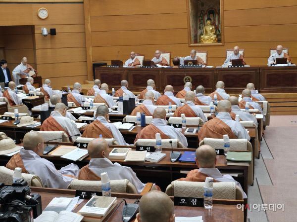 화재 직전까지 한국불교역사문화기념관 국제회의장에서 진행하던 조계종 중앙종회 모습./사진=황의중 기자