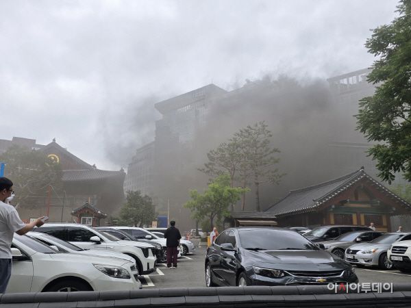검은 연기로 가득찬 한국불교역사문화기념관./사진=황의중 기자