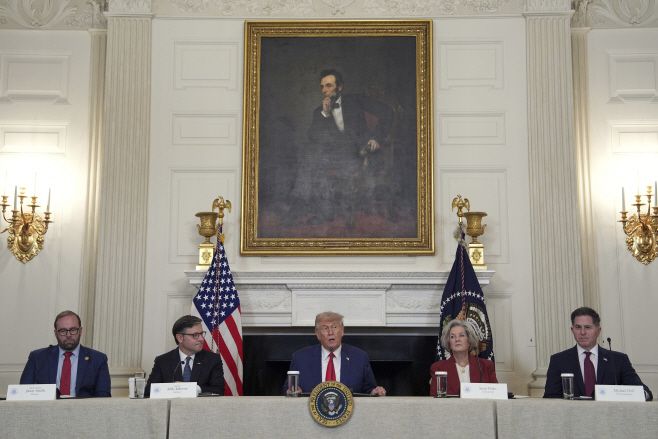 도널드 트럼프 미국 대통령(가운데) 9일(현지시간) 백악관에서 열린 기업인들과의 '인베스트 인 아메리카' 라운드 테이블에서 발언하고 있다. 이를 제이슨 스미스 공화당 하원의원(왼쪽부터)·마이크 존슨 하원의장·수지 와일스 백악관 비서실장·마이클 델 델테크놀로지스 최고경영자(CEO)가 경청하고 있다./AP·연합