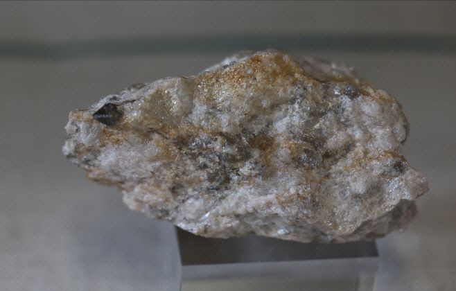 영국 런던의 자연사 박물관에 전시된 희토류 원소 함유 주요 광석 광물인 제노타임 샘플로 6일(현지시간) 찍은 사진./로이터·연합