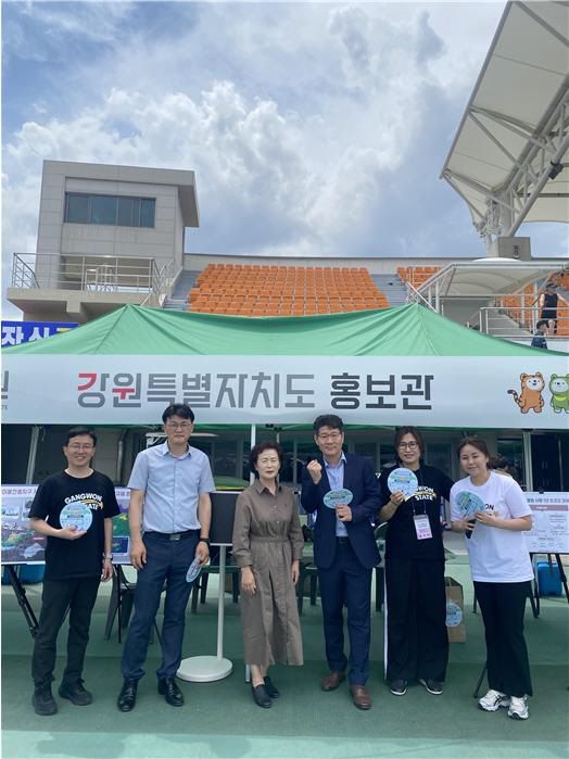 강원특별자치도는 강원특별법 시행 1주년을 맞아 지난 10일 양양종합운동장에서  '찾아가는 강원특별자치도 홍보활동'을 전개했다./강원도