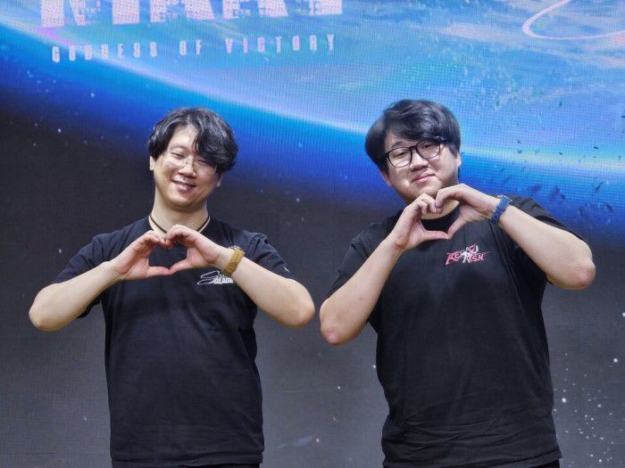 시프트 업 김형태 대표이사와 ‘승리의 여신: 니케’ 유형석 디렉터. /이윤파 기자