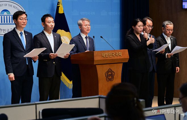 장경태·김용민·민형배·강준현·김문수 더불어민주당 의원이 11일 국회 소통관에서 검찰개혁 관련 기자회견을 열고 검찰청법 폐지법안, 공소청 신설법안 등 발의한 법안들에 대해 설명하고 있다. /이병화 기자