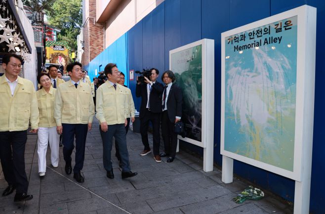 이재명 대통령이 12일 서울 용산구 이태원 참사 현장 '10·29 기억과 안전의 길'을 살피고 있다. /연합뉴스